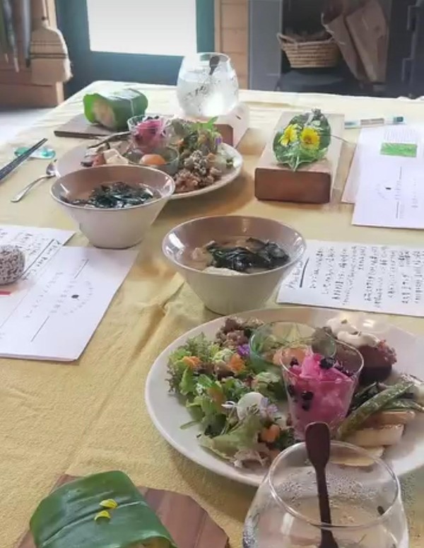 野菜の花や種も食べて、自然とのつながりを感じていただきます
