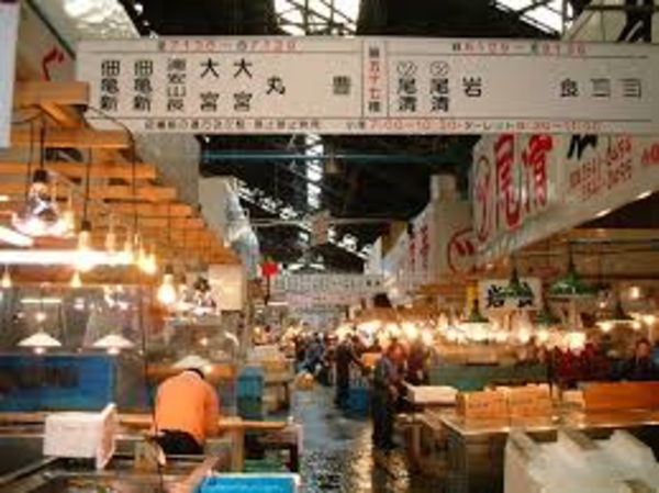 築地場内をご案内した後に仕入れたての魚介類でレッスンします。