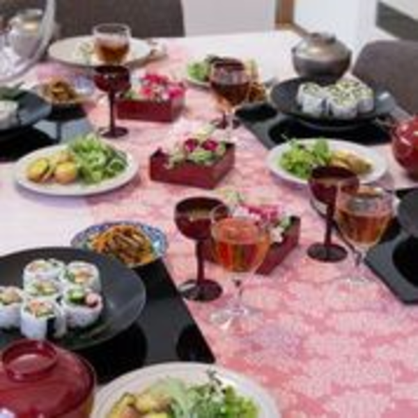 早春レッスンではお一人様ずつ裏巻き寿司にチャレンジ！