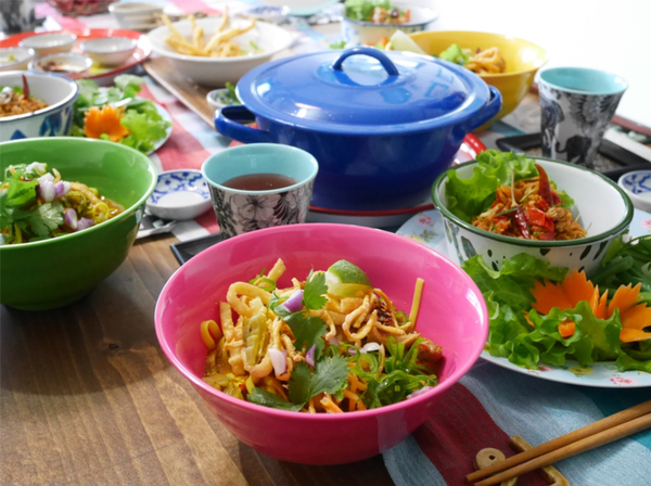 盛り付けにはタイで購入した食器を主に使用しています。