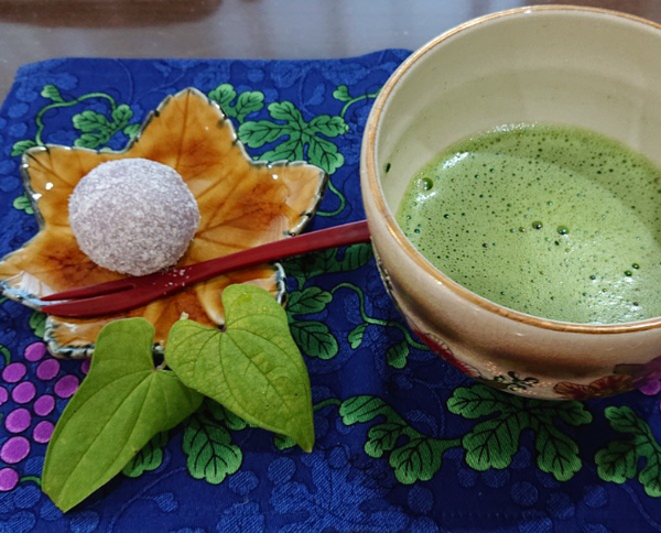 試食後の、お抹茶とお菓子。