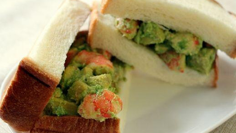 お家で作れる】「海老とアボカドのサンドイッチ」の作り方（露﨑