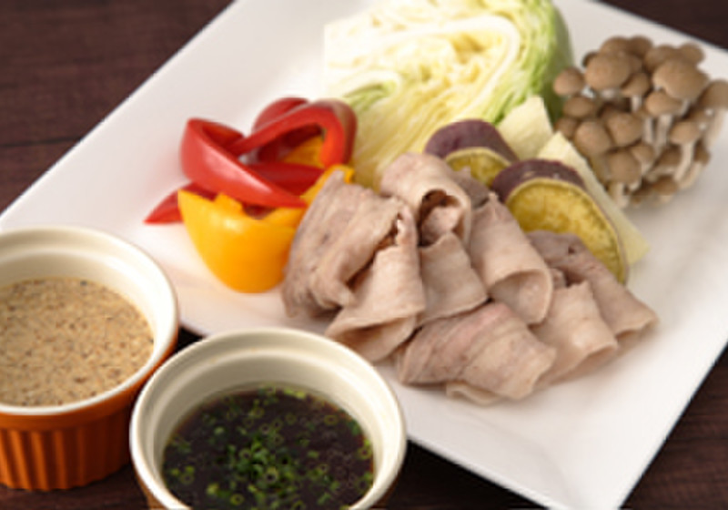 特製いりこつゆダレと温野菜と蒸し豚バラ肉