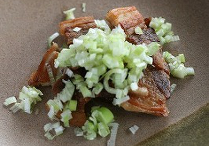 豚ばら肉のカリカリ焼き。うまうまネギ塩だれ　ごま油風味で