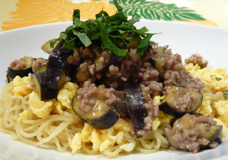 ナスみそそぼろジャージャー麺風