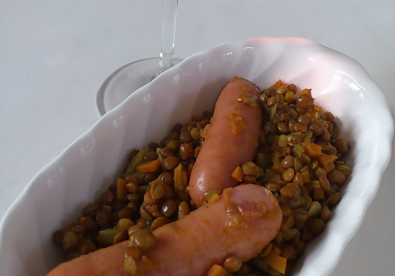 粗引きソーセージとレンズ豆のカレー煮込み