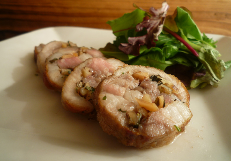 豚肉のナッティロール　サラダ添え