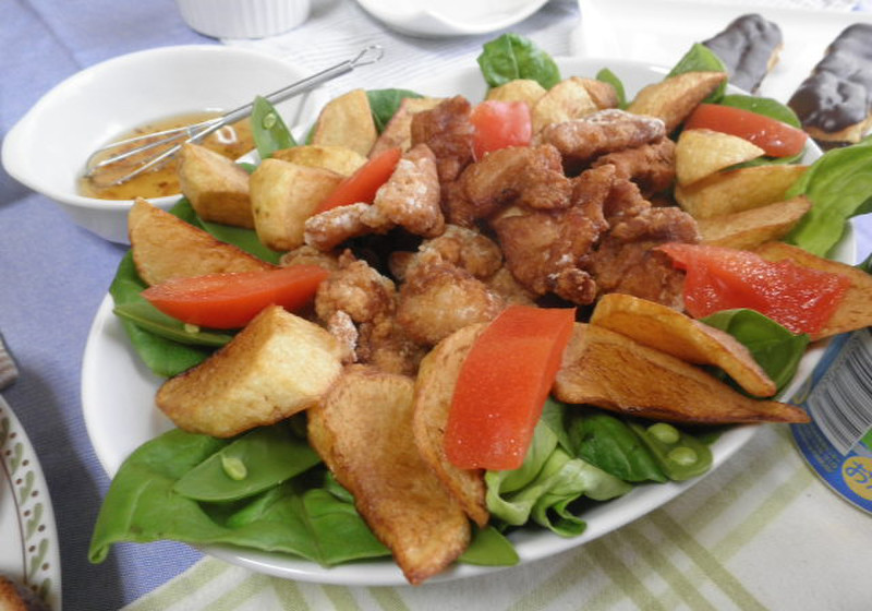 揚げじゃがとチキンの塩ダレサラダ