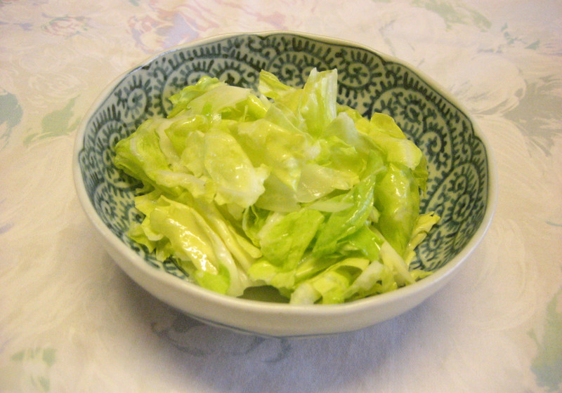 ちぎりキャベツの塩ごま油和え    