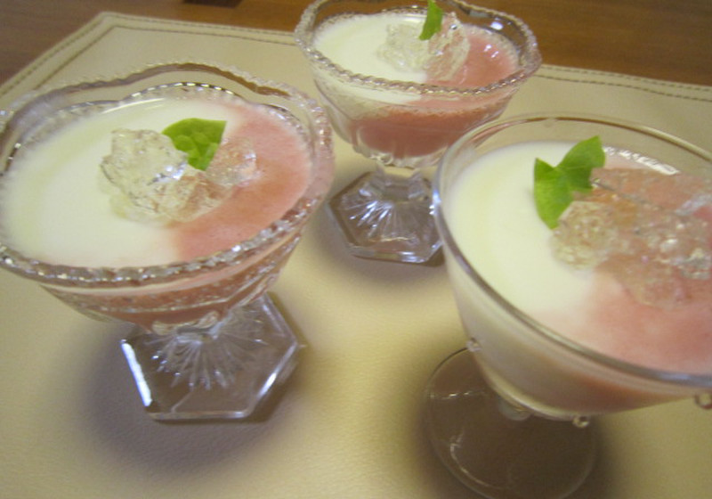 いちごとヨーグルトのストライプゼリー