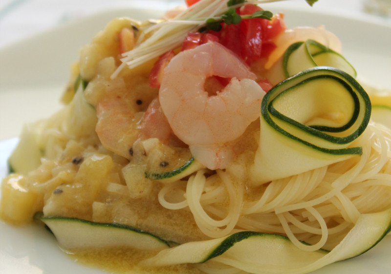 エビとズッキーニの冷製パスタ　キウイヴィネグレットソースで