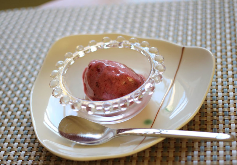 バナナとベリーのアイス　ほんのり紅茶風味