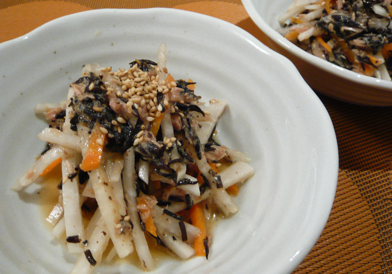 大根とひじきの梅肉和え