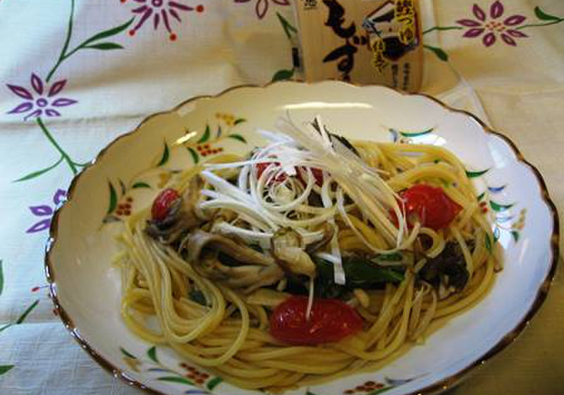「鰹つゆ仕立てもずく」ときのこの和風パスタ