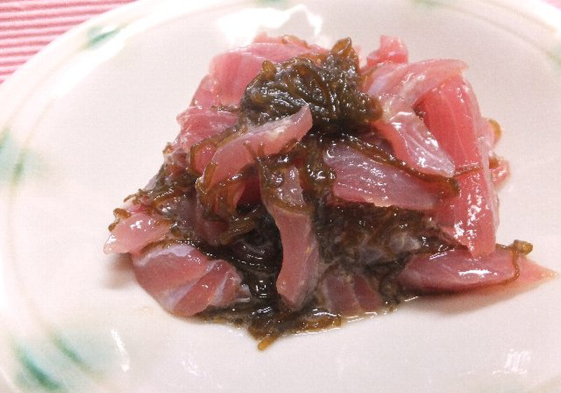 マグロの赤身ともずくからし和え