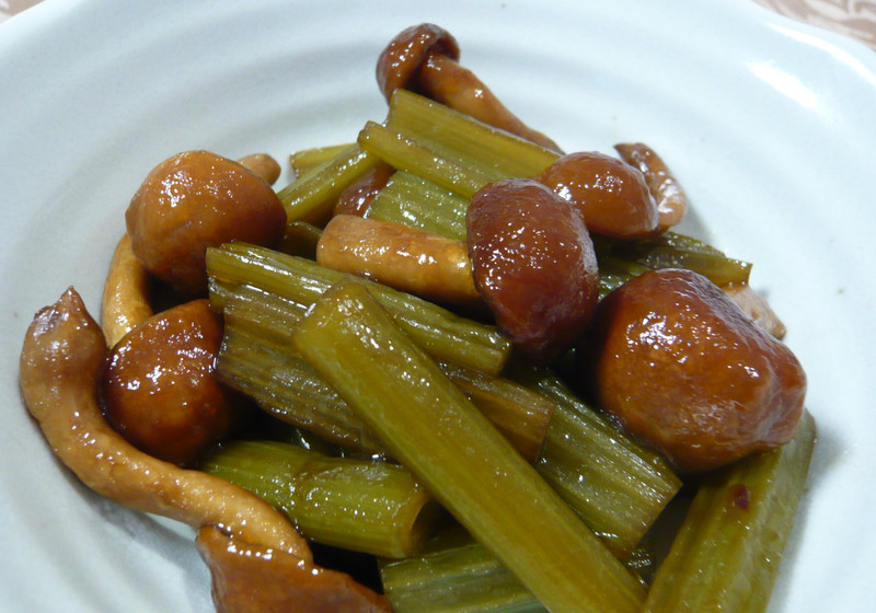 フキと大きなナメコの炒め煮