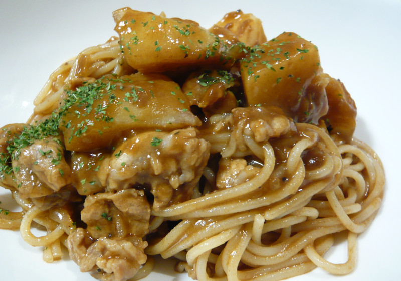 ジャガイモとポークの煮込みソースパスタ