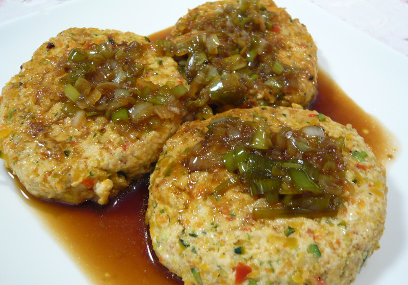 ふわふわ野菜ハンバーグとネギソースを添えて