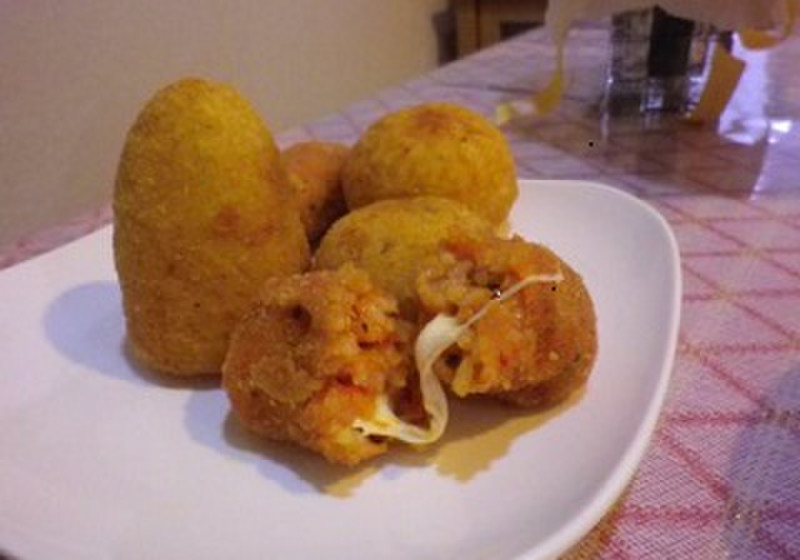 イタリアの伝統的な料理のスップリ（ビアンコ）　