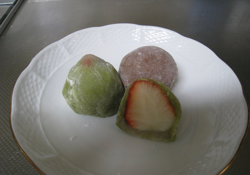 お餅を使ったカラフルいちご大福