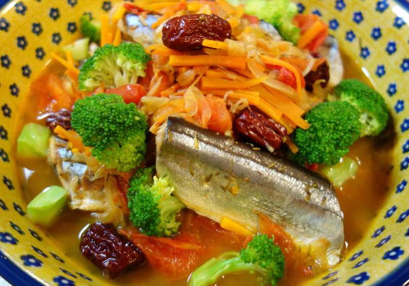 血液サラサラに　秋刀魚となつめの薬膳トマト煮