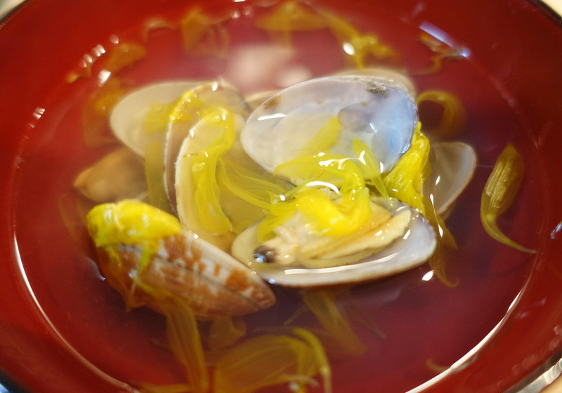 ココロを癒す　菊花とあさりのお吸いもの