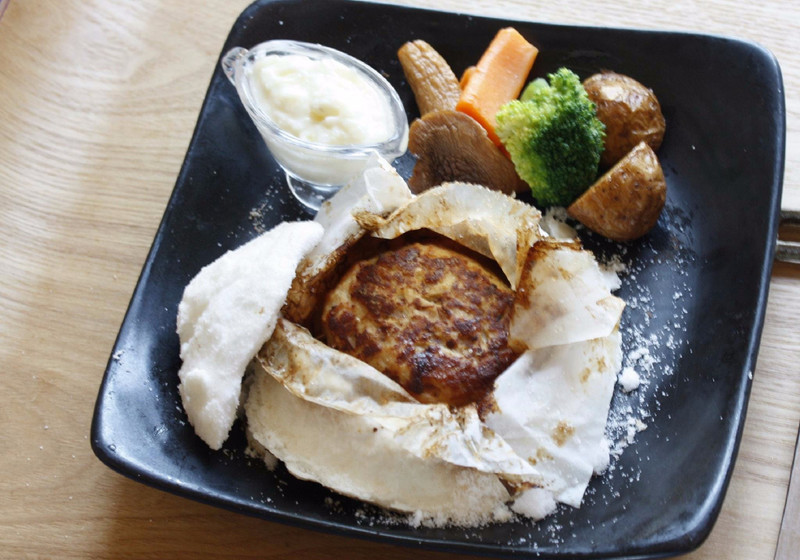ハンバーグの塩釜焼き チーズソース添え