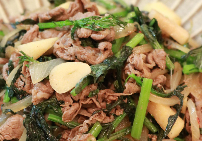 アンチエイジングに　羊肉と水菜のりんご炒め