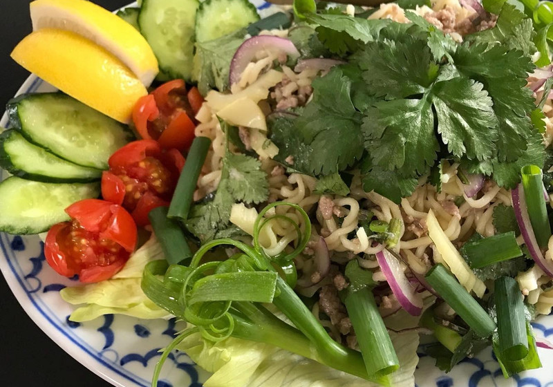 タイ風！パクチーとインスタントラーメンのサラダ 