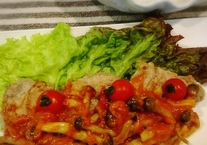 ハイライフポークソテーのトマトソースかけ