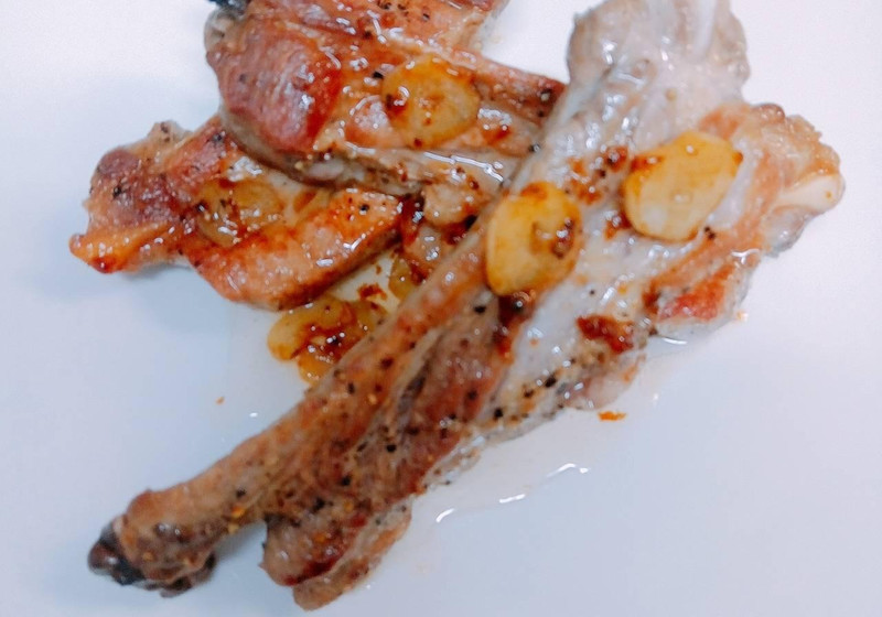塩胡椒ニンニクだけで味付け骨付きスペアリブ