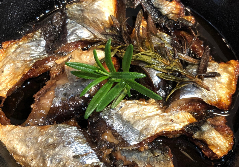 スキレット鍋で秋刀魚丸ごとオイル焼き