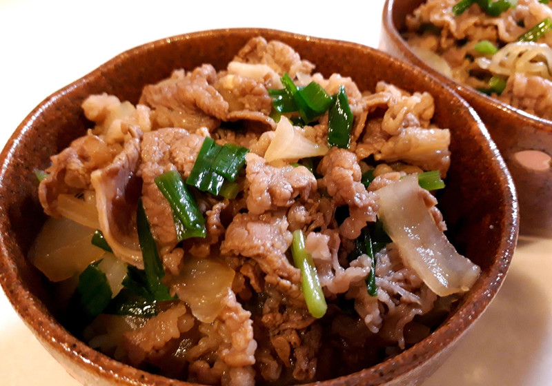 ニラが入っている牛丼