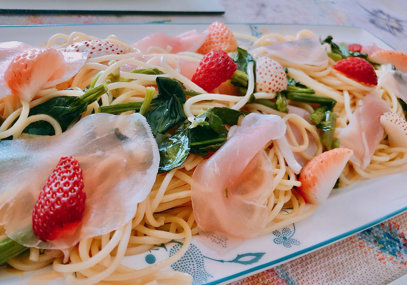 苺と生ハムとほうれん草パスタ（苺を味わい尽くす）
