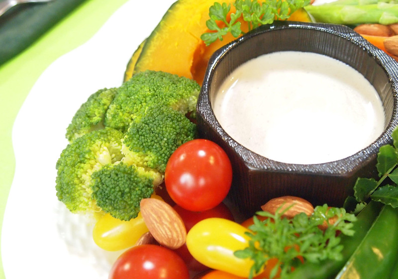 ナッツのバーニャカウダ　旬の野菜を添えて