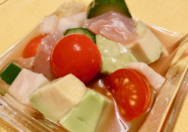 マグロと夏野菜の八方だし漬けサラダ