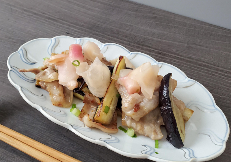 【季節】豚バラ茄子炒め桃色ガリ添え