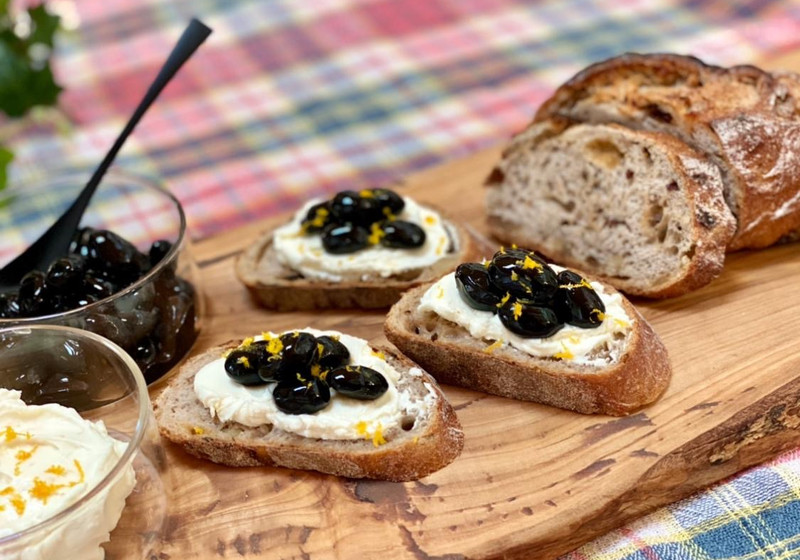 黒豆とラム酒マルカルポーネチーズのタルティーヌ