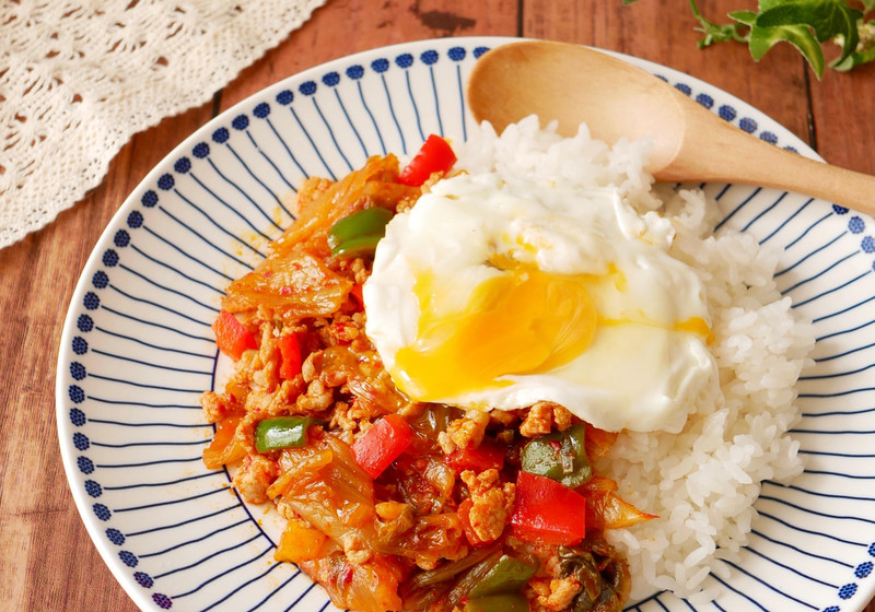 鶏ひき肉と白菜キムチのガパオライス風