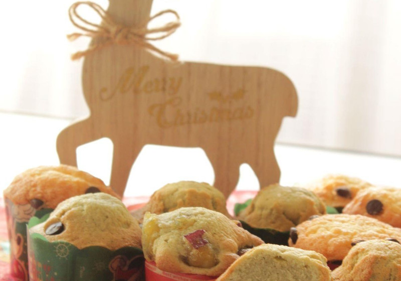 藍粉を使ったクリスマスミニカップケーキ