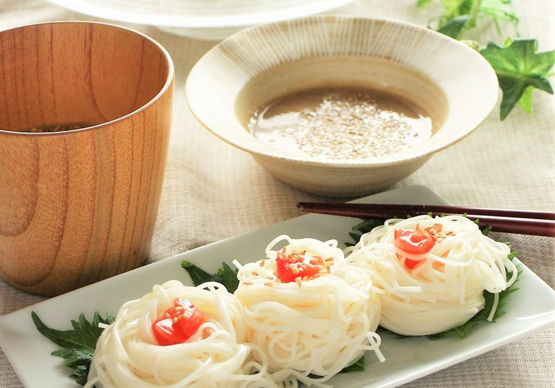 中華風トマト濃厚ごまたれの冷やしそうめん