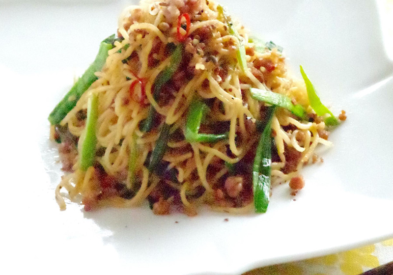 週末のお昼ごはんに！　たっぷりニラの坦々焼きそば