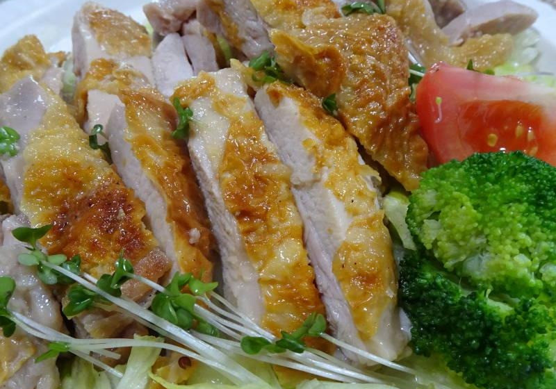 チキンソテー（シーザードレッシングのサラダ仕立て