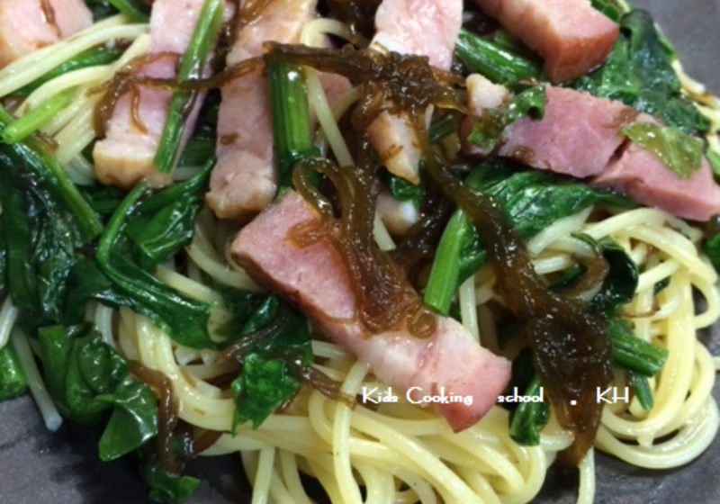 鰹だしつゆもずくで作るほうれん草とベーコンパスタ