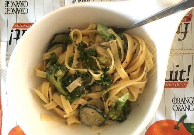 アンチョビとありあわせ野菜のクリームパスタ