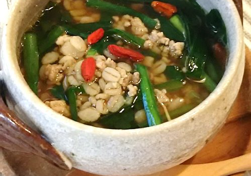 押し麦とひき肉のにらスープ